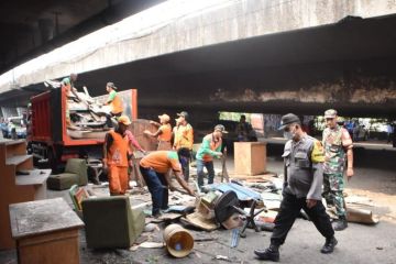 Jakbar tertibkan kolong tol depan di Tomang sambut KTT ke-43 Asean 