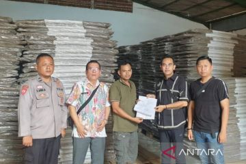 KPU Cianjur libatkan ratusan orang melipat dan menyortir surat suara