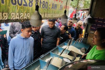 Gibran blusukan ke Pasar Rumput, pedagang keluhkan harga barang naik