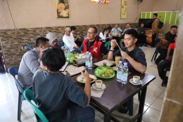 Kaesang Pangarep sambangi dua warung kopi di Makassar