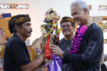 Dalang Darsa berikan wayang golek tokoh Satria kepada Ganjar