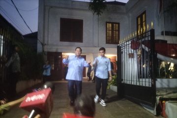 Prabowo antar Gibran ke arena debat sambil berjoget 