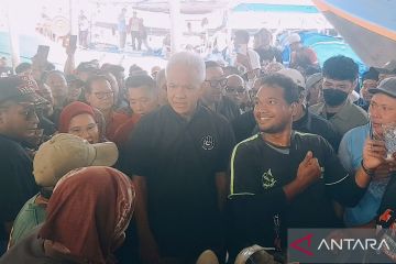 Warga Indramayu sambut Ganjar Pranowo tiba di TPI Karangsong