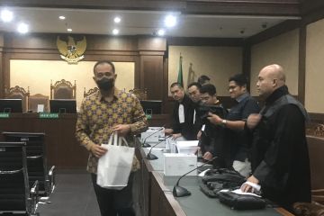 Sampaikan pleidoi, Rafael Alun pakai seragam Kemenkeu motif truntum