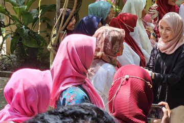 Atikoh berdialog dengan "emak-emak" pengajian bahas "stunting"