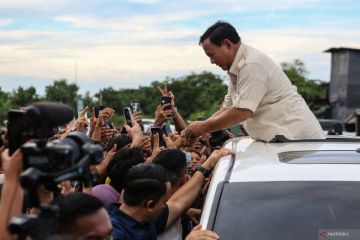 Hari ke-36 kampanye, Prabowo ke ponpes di Probolinggo, Gibran di Solo