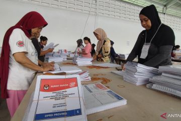 Ratusan ribu surat suara di Jaktim telah disortir dan dilipat