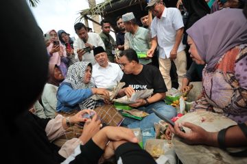 Sambil makan bajamba dengan petani, Anies jamin ketersediaan pupuk