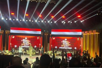 Pendukung Ganjar-Mahfud acungkan 3 jari saat Prabowo pidato