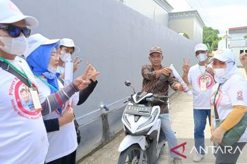 Relawan Prabowo-Gibran bagikan susu dan cendera mata di Samarinda