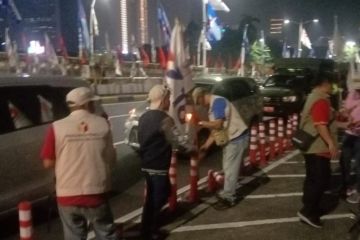 Petugas gabungan tertibkan APK pada "stick cone" di Rasuna Said