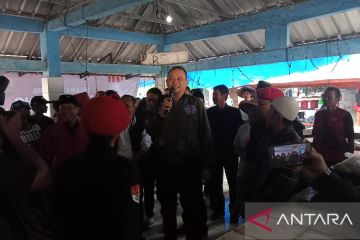 Komedian Cak Lontong sapa nelayan di TPI Bayah