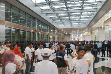 Seragam putih, pendukung Anies-Muhaimin tiba di arena debat cawapres