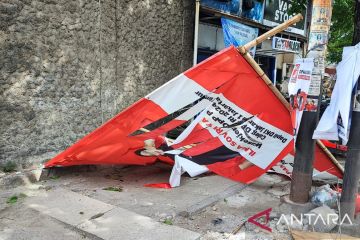 Baliho caleg roboh timpa pengendara motor di Cakung