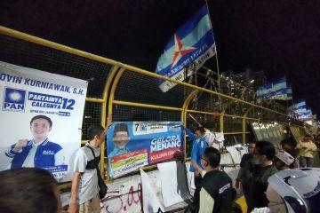 Bawaslu Jakbar tertibkan 72 APK pemilu