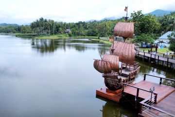 MEGAHNYA KAPAL TEMBAGA DI DANAU PERINTIS
