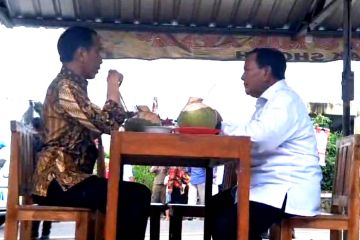 Sepekan, Jokowi-Prabowo makan bakso hingga Mahfud undur diri