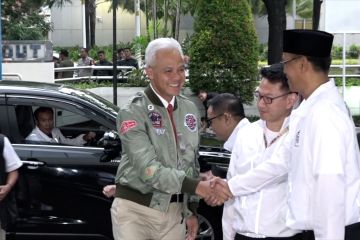 Ganjar-Mahfud kompak pakai jaket ala ”Top Gun” di debat ketiga