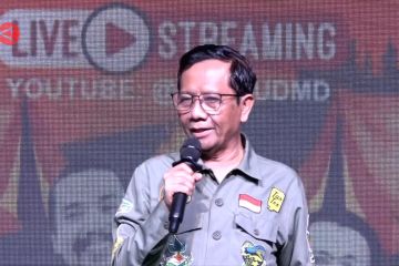 Mahfud MD pakai baju ala Mapala saat debat