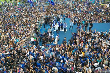 Tepis isu sakit, Prabowo joget bersama warga di Malang