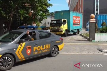 Polisi kawal distribusi surat suara ke penyimpanan kecamatan di Jakbar