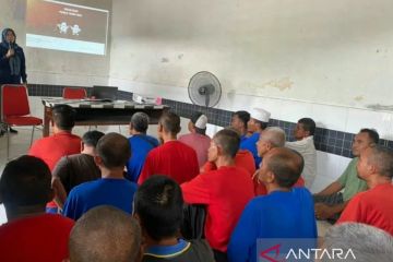 Memfasilitasi warga binaan Liponsos Keputih gunakan hak pilih 