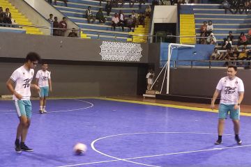 Alam Ganjar main futsal bareng komunitas tuli di Kupang