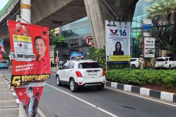 Pemprov DKI turunkan alat peraga kampanye serentak Minggu dini hari