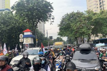 Ribuan pendukung Anies-Muhaimin padati jalur menuju JIS