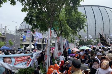 Pendukung AMIN di luar JIS hadiri kampanye dari layar lebar