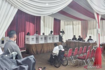 Anies Baswedan salurkan hak suaranya di TPS 60 Lebak Bulus