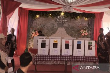 Mahfud MD mencoblos bersama isteri dan anaknya