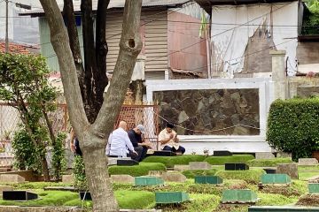 Setelah makam ibu, Prabowo ziarah ke makam ayah didampingi anaknya