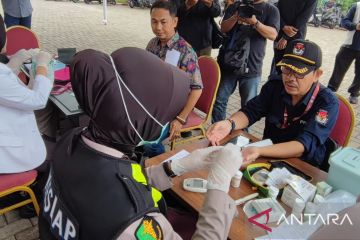 Petugas PPS dan PPK Duren Sawit lakukan pemeriksaan kesehatan