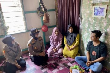 Polres Hulu Sungai Tengah santuni anggota KPPS yang sakit