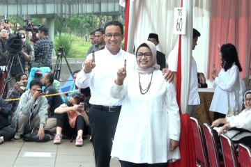 Anies dan keluarga kompak pose satu jari usai gunakan hak pilih