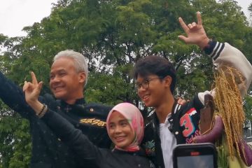 Ganjar-Mahfud awali kampanye di Solo naik gerobak sapi