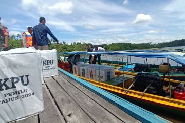 Lintasi sungai, KPU Palangka Raya antar logistik Pemilu desa terjauh