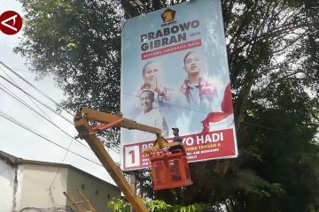 Alat peraga kampanye di Temanggung dibersihkan pakai Crane