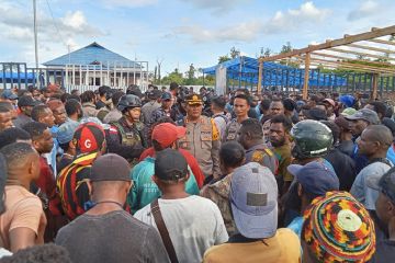 Polda sebut seorang ASN terluka saat massa serang Kantor KPU Yahukimo