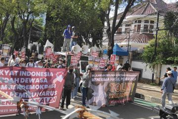 Massa pendukung hasil Pemilu 2024 padati depan gedung KPU