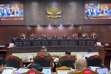 Hakim MK tegur Hotman Paris karena sebut Sirekap tak penting dibahas