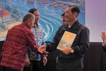 Menko Luhut: Oversuplai EV China sebabkan Tesla tunda masuk Indonesia