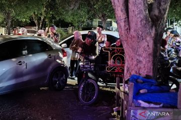 Antusiasme warga Banda Aceh nobar pembukaan PON XXI dari tepi jalan