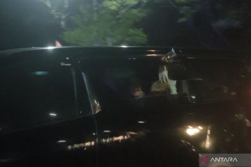 Jokowi bagi-bagi baju bergambar dirinya saat tiba di depan gerbang SHB