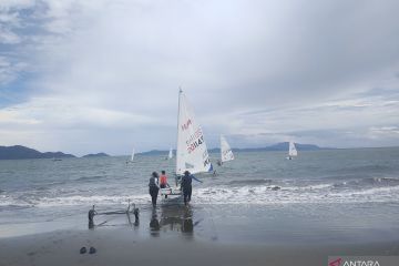 Wakil Sulsel dan Papua bersaing ketat di layar ILCA 4 putri