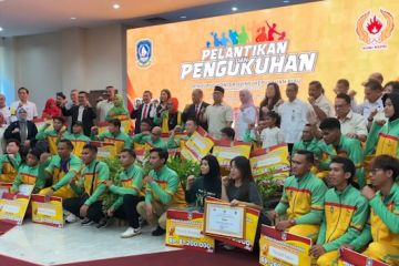 KONI Kepri lantik pengurus baru dan serahkan bonus ke juara PON XXI