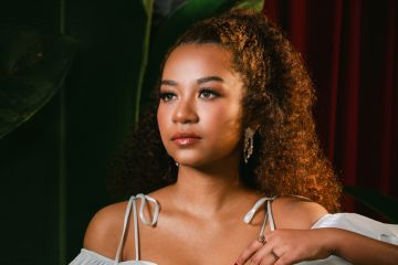 Angie Carvalho kisahkan cinta tak berbalas lewat "Merelakan"