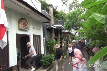 Saat bule turun dari kapal pesiar blusukan di Kampung Peneleh Surabaya