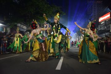 Warga antusias saksikan "Dhoho Night Carnival 2025" di Kediri